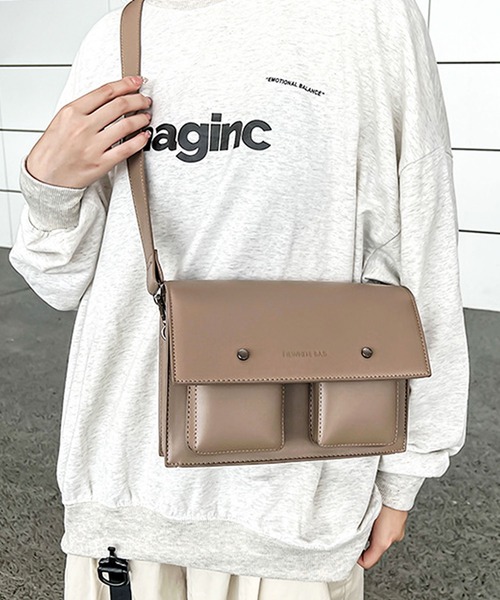 florist（フローリスト）の「【ユニセックス・2WAY】レザーライクダブルポケットショルダーバッグ（ショルダーバッグ・メンズ・ブラック/ホワイト/キャメル/ベージュ・FREE）」の9枚目の写真