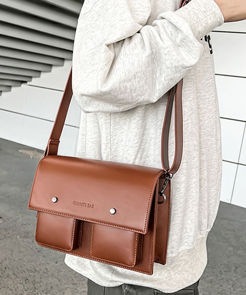 florist（フローリスト）の「【ユニセックス・2WAY】レザーライクダブルポケットショルダーバッグ（ショルダーバッグ・メンズ・ブラック/ホワイト/キャメル/ベージュ・FREE）」の10枚目の写真