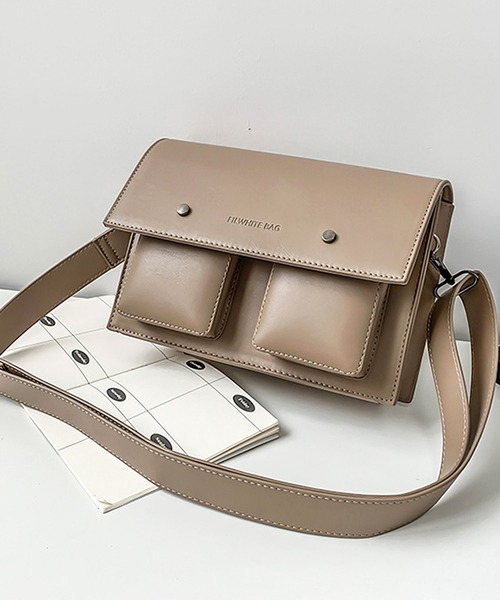 florist（フローリスト）の「【ユニセックス・2WAY】レザーライクダブルポケットショルダーバッグ（ショルダーバッグ・メンズ・ブラック/ホワイト/キャメル/ベージュ・FREE）」の11枚目の写真