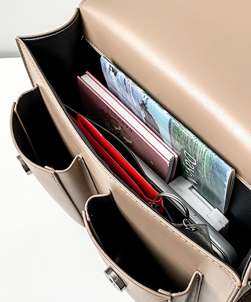 florist（フローリスト）の「【ユニセックス・2WAY】レザーライクダブルポケットショルダーバッグ（ショルダーバッグ・メンズ・ブラック/ホワイト/キャメル/ベージュ・FREE）」の13枚目の写真