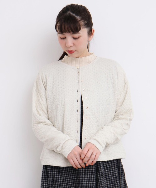 l'atelier du savon（アトリエドサボン）の「ふくふくしたドット　カットソーカーディガン（カーディガン/ボレロ・レディース・オフホワイト/グレー/ブラック・FREE）」の2枚目の写真