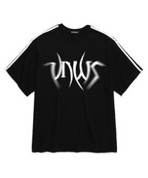 VANNWORKS（バンワークス）の「袖テープ POINTED BLUR LOGO オーバーサイズ 半袖Tシャツ (VS0064) ブラック（Tシャツ/カットソー）」
