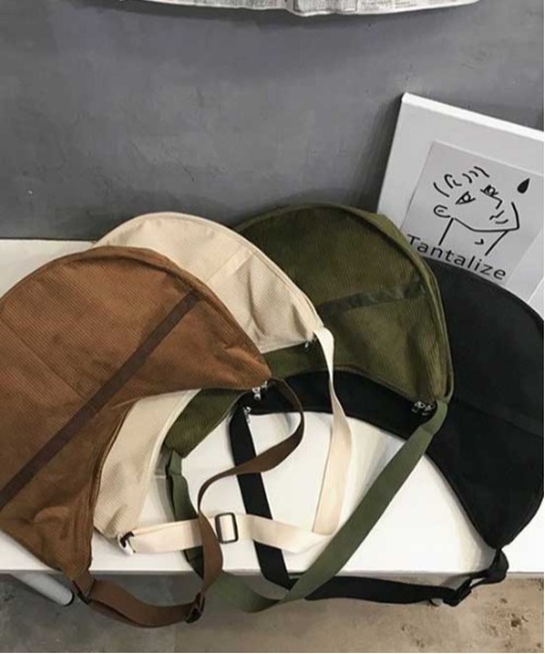 BACKYARD FAMILY(バックヤードファミリー)の「コーデュロイショルダーバッグ おおきめポケット(ショルダーバッグ・レディース・オフホワイト/ブラック/ブラウン・FREE)」の20枚目の写真