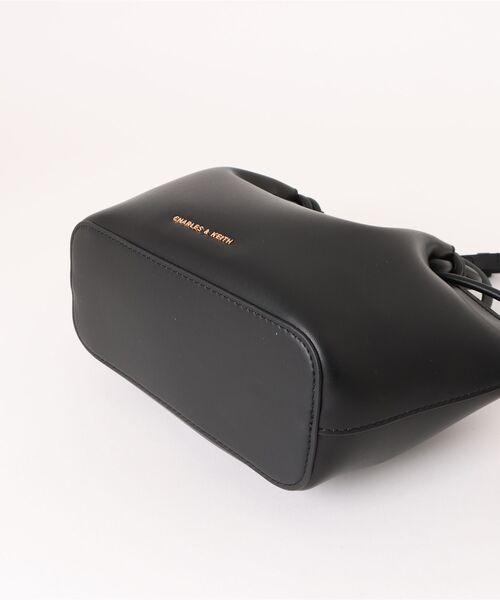 CHARLES & KEITH（チャールズ & キース）の「Sammie サミー ノットハンドル ウェービートートバッグ（トートバッグ・レディース・ピンク系その他3/クリーム/ブラック・S）」の8枚目の写真