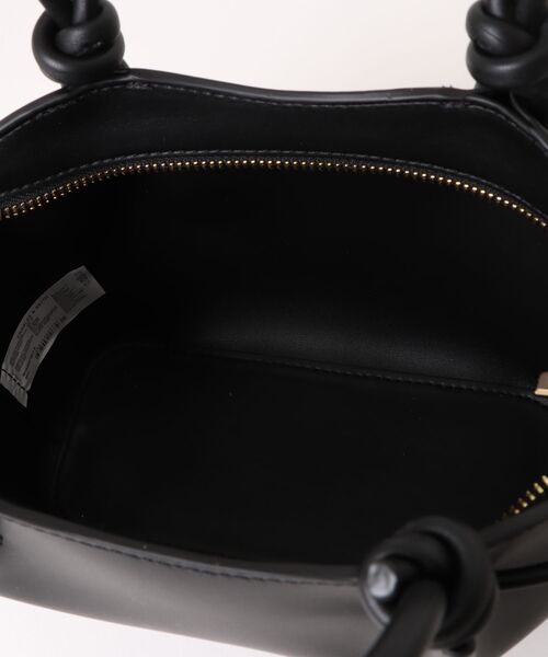 CHARLES & KEITH（チャールズ & キース）の「Sammie サミー ノットハンドル ウェービートートバッグ（トートバッグ・レディース・ピンク系その他3/クリーム/ブラック・S）」の9枚目の写真