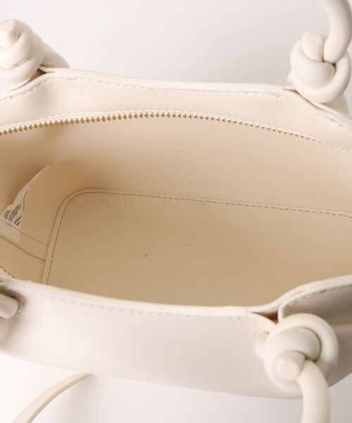 CHARLES & KEITH（チャールズ & キース）の「Sammie サミー ノットハンドル ウェービートートバッグ（トートバッグ・レディース・ピンク系その他3/クリーム/ブラック・S）」の15枚目の写真