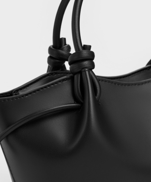 CHARLES & KEITH（チャールズ & キース）の「Sammie サミー ノットハンドル ウェービートートバッグ（トートバッグ・レディース・ピンク系その他3/クリーム/ブラック・S）」の6枚目の写真