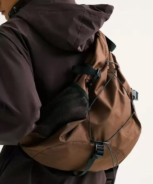 WESTBOY(ウエストボーイ)の「ユニセックス テック ストリート ワンショルダーバッグ WO25W17BG29(ショルダーバッグ・メンズ・ブラウン/ブラック・FREE)」の2枚目の写真