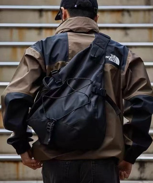 WESTBOY(ウエストボーイ)の「ユニセックス テック ストリート ワンショルダーバッグ WO25W17BG29(ショルダーバッグ・メンズ・ブラウン/ブラック・FREE)」の1枚目の写真