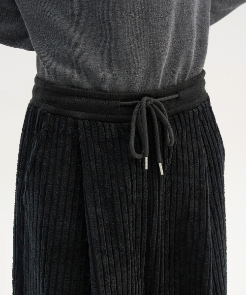 TRIP LE SENS（トリップ ル センス）の「[F/W]コーデュロイワンタックカーブドバンディングパンツ_ブラック（スウェットパンツ・メンズ・ブラック・M/L）」の2枚目の写真