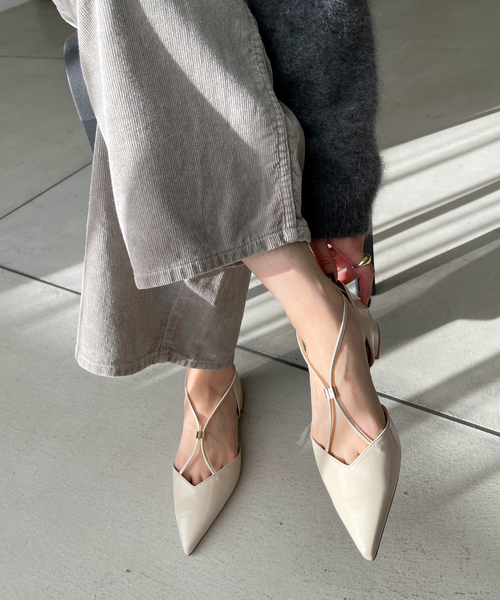 LE TALON(ルタロン)の「《追加》ポインテッドメタルクロスストラップフラット(その他シューズ・レディース・アイボリー/キャメル/ブラック系その他・22cm/22.5cm/23cm/23.5cm/24cm/24.5cm/25cm)」の2枚目の写真