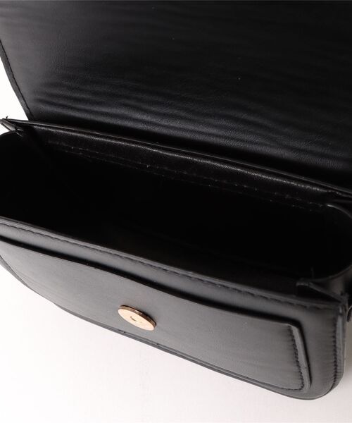 TONE SELECT GOODS(トーンセレクトグッズ)の「urbanfemine./合成皮革 シンプル ゴールド モチーフ バックル ショルダーバッグ U7605(ショルダーバッグ・レディース・ブラック/ホワイト/ベージュ・FREE)」の12枚目の写真
