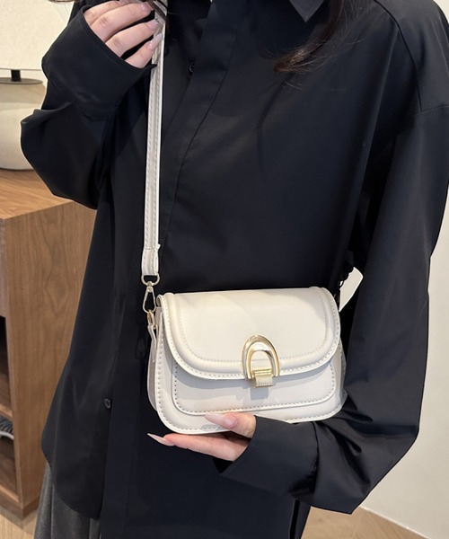 TONE SELECT GOODS(トーンセレクトグッズ)の「urbanfemine./合成皮革 シンプル ゴールド モチーフ バックル ショルダーバッグ U7605(ショルダーバッグ・レディース・ブラック/ホワイト/ベージュ・FREE)」の1枚目の写真