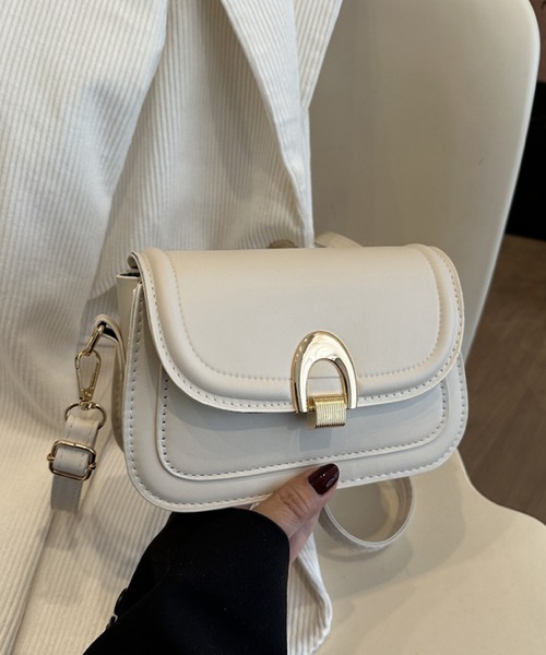 TONE SELECT GOODS(トーンセレクトグッズ)の「urbanfemine./合成皮革 シンプル ゴールド モチーフ バックル ショルダーバッグ U7605(ショルダーバッグ・レディース・ブラック/ホワイト/ベージュ・FREE)」の4枚目の写真