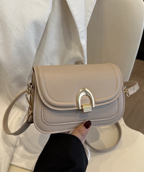 TONE SELECT GOODS(トーンセレクトグッズ)の「urbanfemine./合成皮革 シンプル ゴールド モチーフ バックル ショルダーバッグ U7605(ショルダーバッグ・レディース・ブラック/ホワイト/ベージュ・FREE)」の8枚目の写真