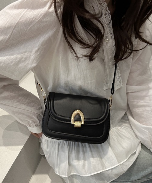 TONE SELECT GOODS(トーンセレクトグッズ)の「urbanfemine./合成皮革 シンプル ゴールド モチーフ バックル ショルダーバッグ U7605(ショルダーバッグ・レディース・ブラック/ホワイト/ベージュ・FREE)」の9枚目の写真