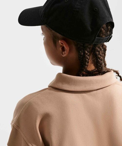NIKE(ナイキ)の「ナイキ スポーツウェア クラブ ジュニア フレンチテリー ラグビー / Nike Sportswear Club Big Kids' French Terry Rugby IF2298-200 Hemp(ポロシャツ・キッズ・ブラウン系その他2・160/150/140/130)」の5枚目の写真