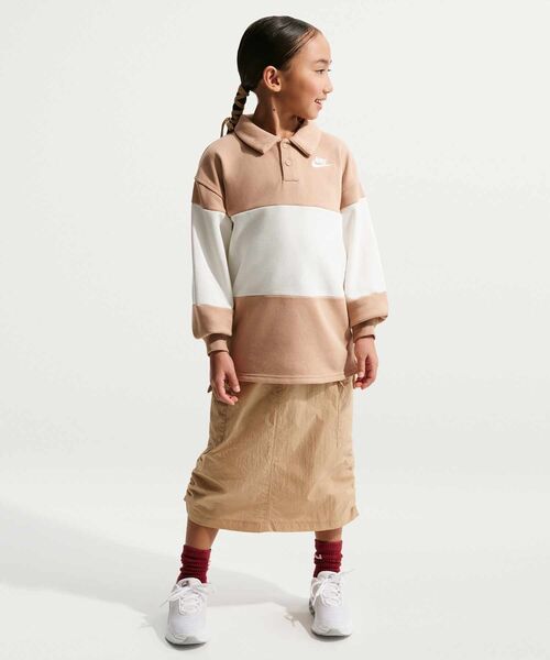 NIKE(ナイキ)の「ナイキ スポーツウェア クラブ ジュニア フレンチテリー ラグビー / Nike Sportswear Club Big Kids' French Terry Rugby IF2298-200 Hemp(ポロシャツ・キッズ・ブラウン系その他2・160/150/140/130)」の6枚目の写真