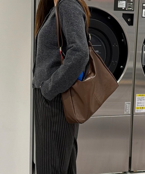 HEILIS(ヘイリス)の「《Chel select》ショルダーバッグクロスバッグ / ショルダーバッグ ボディバッグ A4 ペットボトル収納 ワンハンドル 通勤 通学 オフィスカジュアル 韓国 ノームコア シンプル ブラウン ブラック 茶 黒 無地 合皮 フェイクレザー(ショルダーバッグ・レディース・ブラウン/ブラック・FREE)」の16枚目の写真