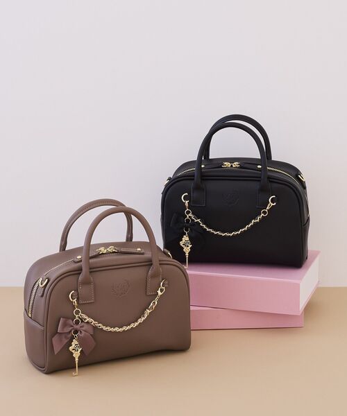 Maison de FLEUR(メゾンドフルール)の「チャーム付きスクエアボストンバッグ(ハンドバッグ・レディース・ブラック/ブラウン・FREE)」の10枚目の写真