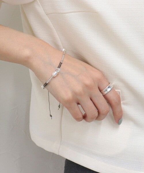 fredy emue（フレディエミュ）の「ストリングアジャストビーズブレス（ブレスレット・レディース・ベージュ系その他3/グレー系その他・FREE）」の2枚目の写真