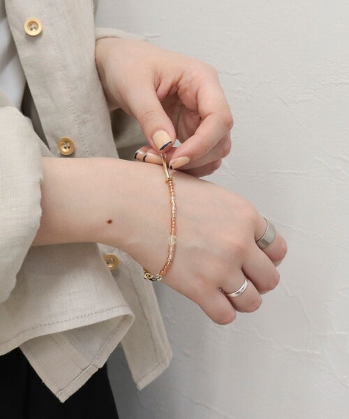 fredy emue（フレディエミュ）の「ストリングアジャストビーズブレス（ブレスレット・レディース・ベージュ系その他3/グレー系その他・FREE）」の6枚目の写真