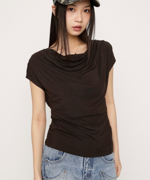 SLY（スライ）の「【SNSで話題！】DRAPE NECK CUT TOPS ドレープネックカットトップス 春服 夏服（Tシャツ/カットソー・レディース・杢グレー/ブラウン/アイボリー/ブラック・FREE）」の4枚目の写真