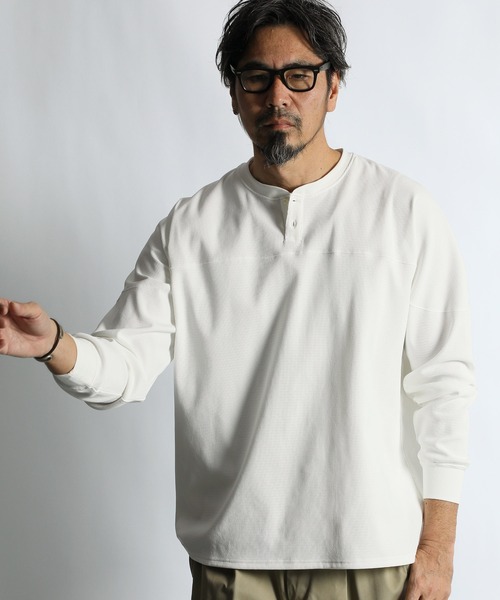 The DUFFER of ST.GEORGE(ザダファーオブセントジョージ)の「【WEB限定アイテム】「AIR FLEX」HONEYCOMB HENLEY FOOTBALL TEE:高収縮機能素材「エアフレックス」ハニカム ヘンリーネック フットボール ロンT(Tシャツ/カットソー・メンズ・ブラック/ホワイト・SMALL/MEDIUM/LARGE/X-LARGE)」の2枚目の写真