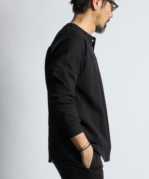 The DUFFER of ST.GEORGE(ザダファーオブセントジョージ)の「【WEB限定アイテム】「AIR FLEX」HONEYCOMB HENLEY FOOTBALL TEE:高収縮機能素材「エアフレックス」ハニカム ヘンリーネック フットボール ロンT(Tシャツ/カットソー・メンズ・ブラック/ホワイト・SMALL/MEDIUM/LARGE/X-LARGE)」の7枚目の写真