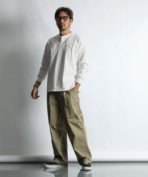 The DUFFER of ST.GEORGE(ザダファーオブセントジョージ)の「【WEB限定アイテム】「AIR FLEX」HONEYCOMB HENLEY FOOTBALL TEE:高収縮機能素材「エアフレックス」ハニカム ヘンリーネック フットボール ロンT(Tシャツ/カットソー・メンズ・ブラック/ホワイト・SMALL/MEDIUM/LARGE/X-LARGE)」の4枚目の写真