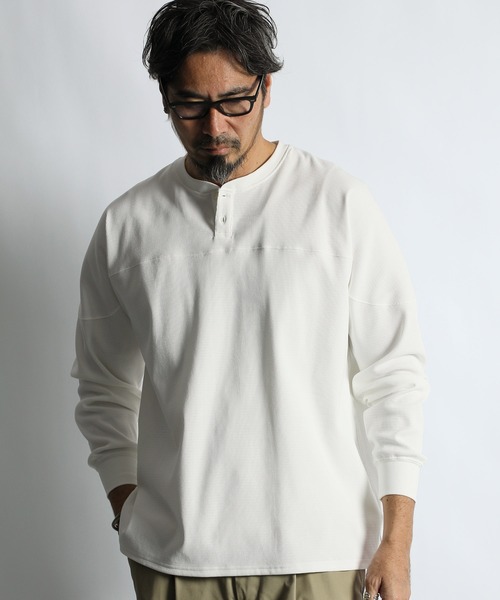 The DUFFER of ST.GEORGE(ザダファーオブセントジョージ)の「【WEB限定アイテム】「AIR FLEX」HONEYCOMB HENLEY FOOTBALL TEE:高収縮機能素材「エアフレックス」ハニカム ヘンリーネック フットボール ロンT(Tシャツ/カットソー・メンズ・ブラック/ホワイト・SMALL/MEDIUM/LARGE/X-LARGE)」の3枚目の写真