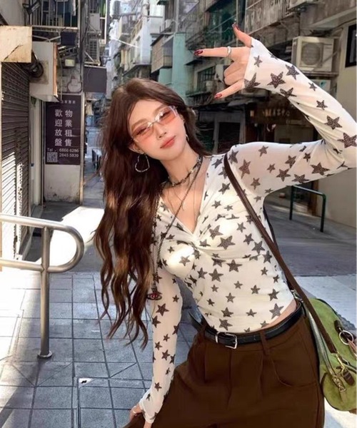 AsheKsha（アシクシャ）の「五角星のツイスト柄Vネック長袖Tシャツ（Tシャツ/カットソー・レディース・ホワイト・M）」の2枚目の写真