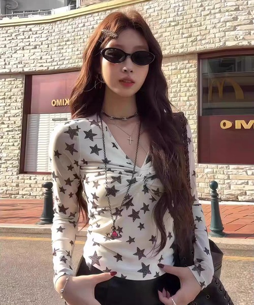 AsheKsha（アシクシャ）の「五角星のツイスト柄Vネック長袖Tシャツ（Tシャツ/カットソー・レディース・ホワイト・M）」の4枚目の写真