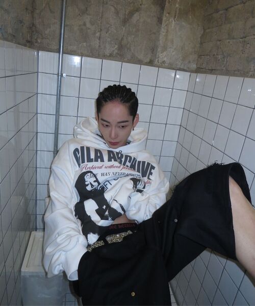 GILAARCHIVE(ギラアーカイブ)の「TWICE GIRL OVER SIZE HOODED_WHITE(パーカー・レディース・その他・MEDIUM/LARGE)」の4枚目の写真