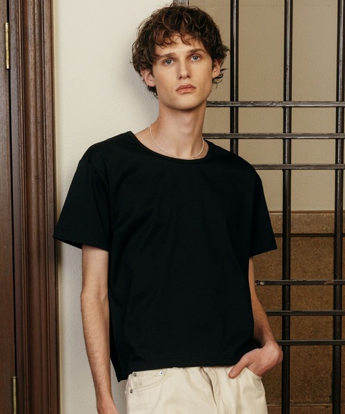 LURAKU（ルラク）の「【LURAKU】Loose Neck Cropped Tee / ルーズネッククロップドTシャツ（Tシャツ/カットソー・メンズ・ブラック/オフホワイト・S/M/L）」の2枚目の写真