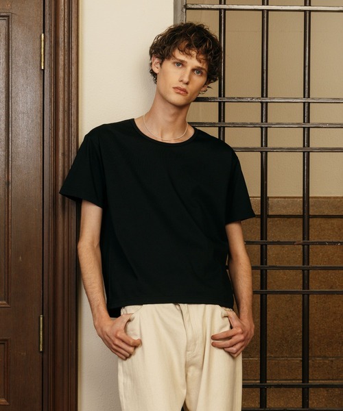 LURAKU（ルラク）の「【LURAKU】Loose Neck Cropped Tee / ルーズネッククロップドTシャツ（Tシャツ/カットソー・メンズ・ブラック/オフホワイト・S/M/L）」の4枚目の写真