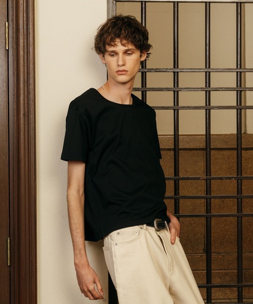 LURAKU（ルラク）の「【LURAKU】Loose Neck Cropped Tee / ルーズネッククロップドTシャツ（Tシャツ/カットソー・メンズ・ブラック/オフホワイト・S/M/L）」の3枚目の写真