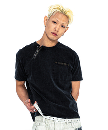 XTONZ（エクストーンズ）の「XTT154 チェックヘンリーネックウォッシングクロップTシャツ (ブラック)（Tシャツ/カットソー）」