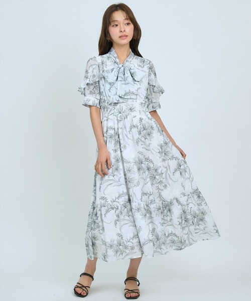 AND COUTURE(アンドクチュール)の「ラインフラワーハーフスリーブワンピース(ワンピース・レディース・ブラック系その他/ホワイト系その他/ブルー系その他・FREE)」の2枚目の写真