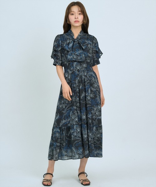 AND COUTURE(アンドクチュール)の「ラインフラワーハーフスリーブワンピース(ワンピース・レディース・ブラック系その他/ホワイト系その他/ブルー系その他・FREE)」の3枚目の写真
