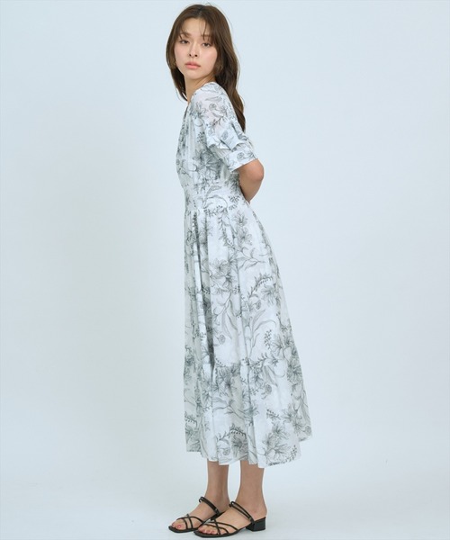 AND COUTURE(アンドクチュール)の「ラインフラワーハーフスリーブワンピース(ワンピース・レディース・ブラック系その他/ホワイト系その他/ブルー系その他・FREE)」の11枚目の写真