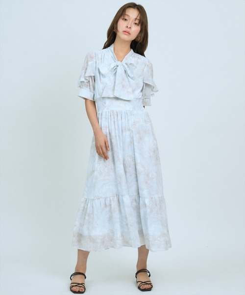 AND COUTURE(アンドクチュール)の「ラインフラワーハーフスリーブワンピース(ワンピース・レディース・ブラック系その他/ホワイト系その他/ブルー系その他・FREE)」の8枚目の写真