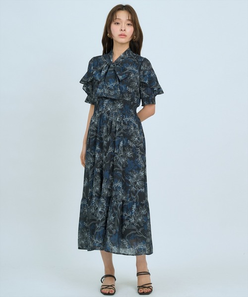 AND COUTURE(アンドクチュール)の「ラインフラワーハーフスリーブワンピース(ワンピース・レディース・ブラック系その他/ホワイト系その他/ブルー系その他・FREE)」の10枚目の写真