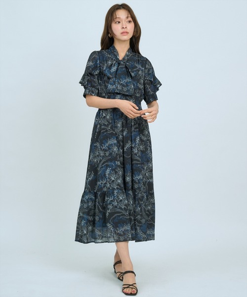 AND COUTURE(アンドクチュール)の「ラインフラワーハーフスリーブワンピース(ワンピース・レディース・ブラック系その他/ホワイト系その他/ブルー系その他・FREE)」の4枚目の写真