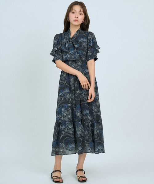 AND COUTURE(アンドクチュール)の「ラインフラワーハーフスリーブワンピース(ワンピース・レディース・ブラック系その他/ホワイト系その他/ブルー系その他・FREE)」の5枚目の写真