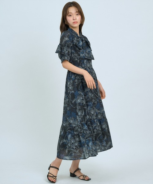 AND COUTURE(アンドクチュール)の「ラインフラワーハーフスリーブワンピース(ワンピース・レディース・ブラック系その他/ホワイト系その他/ブルー系その他・FREE)」の6枚目の写真