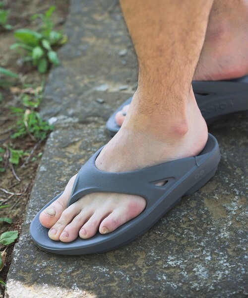 BEAMS HEART（ビームスハート）の「OOFOS / Ooriginal Sandals（26～28cm）（サンダル・メンズ・ブラック/チャコールグレー・28.0cm/27.0cm/26.0cm）」の2枚目の写真