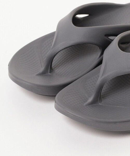 BEAMS HEART（ビームスハート）の「OOFOS / Ooriginal Sandals（26～28cm）（サンダル・メンズ・ブラック/チャコールグレー・28.0cm/27.0cm/26.0cm）」の4枚目の写真