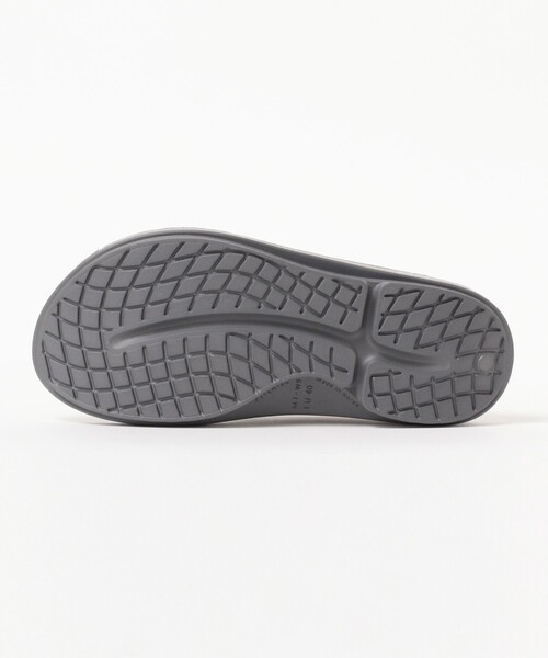 BEAMS HEART（ビームスハート）の「OOFOS / Ooriginal Sandals（26～28cm）（サンダル・メンズ・ブラック/チャコールグレー・28.0cm/27.0cm/26.0cm）」の6枚目の写真