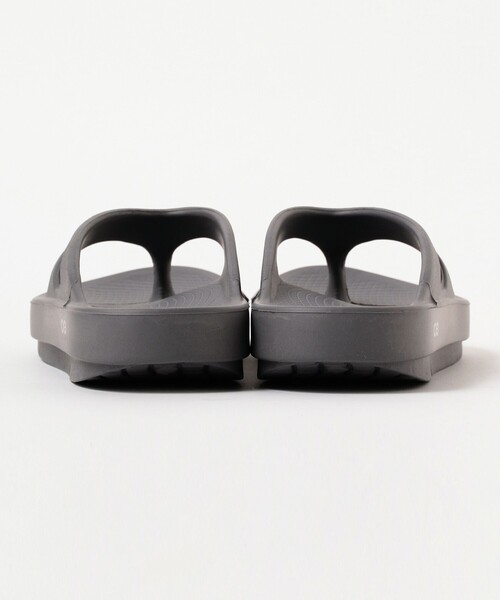 BEAMS HEART（ビームスハート）の「OOFOS / Ooriginal Sandals（26～28cm）（サンダル・メンズ・ブラック/チャコールグレー・28.0cm/27.0cm/26.0cm）」の8枚目の写真